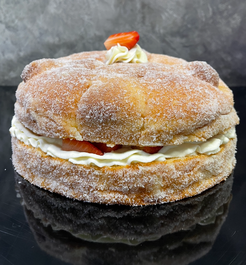 Pan de Muerto de Fresas con Crema